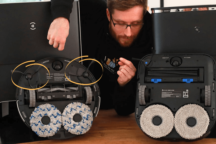 Die Haupt- und Seitenbürsten beider Geräten sind von unten zu sehen.